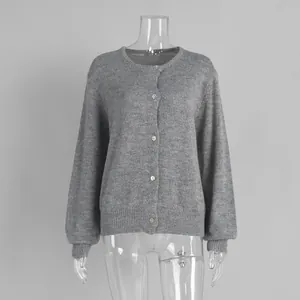 Eleganter grauer einreihiger Strickcardigan-Pullover auf einem Schaufensterpuppen-Torso
