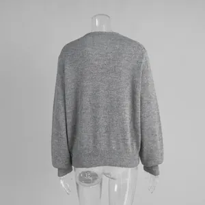 Rückansicht einer grauen langärmeligen Strickjacke auf einer klaren Schaufensterpuppe