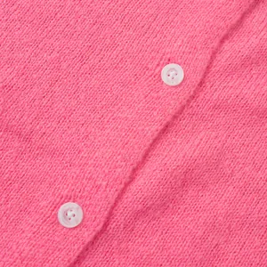 Detailansicht der rosa Strickjacke Stoffstruktur mit weißen einreihigen Knöpfen