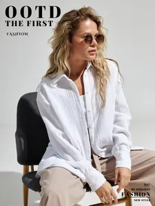 Dettaglio della camicia bianca da donna in cotone stropicciato, tessuto traspirante