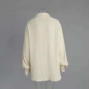 Vista posteriore di una camicia in cotone stropicciato traspirante, vestibilità ampia polo.