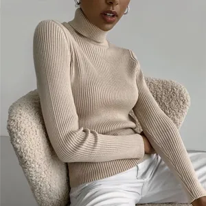 Detailansicht der Textur eines beigen Rollkragenpullovers für Damen im Herbst
