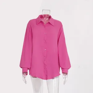 Dettaglio della camicia in crêpe di cotone rosa con texture increspata