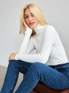 Eleganter weißer Rollkragenpullover mit Rippenmuster und weicher Strickstruktur