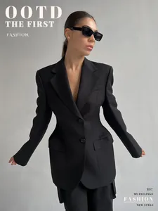 Dettaglio di un elegante blazer nero sfiancato da donna per uno stile formale.