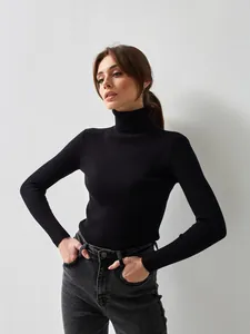 Detailansicht eines eleganten schwarzen Rippstrick-Rollkragenpullovers für Damen