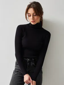 Detailansicht eines schwarzen Damen-Rollkragenpullovers mit Rippenstrick und schmaler Passform