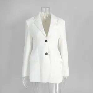 Vista dettagliata di un blazer bianco slim fit con scollo a V e chiusura a bottoni chic