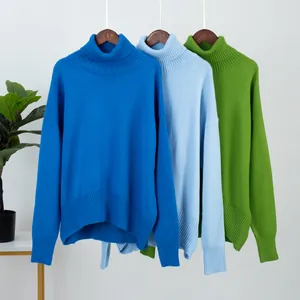 Bunte Oversized-Rollkragenpullover in Blau, Hellblau und Grün für die kalte Jahreszeit.