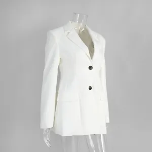 Vista laterale di un blazer da donna bianco sfiancato con scollo a V