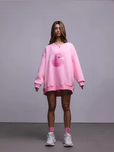 Felpa girocollo rosa oversize da donna con simpatica grafica di papera di gomma trendy