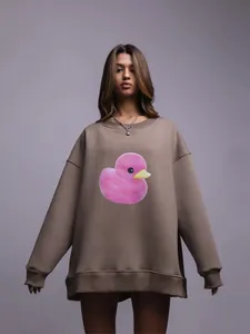 Felpa marrone oversize casual con una simpatica grafica a forma di papera rosa