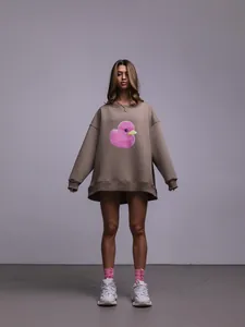 Felpa marrone oversize a girocollo con simpatica stampa di papera rosa da donna