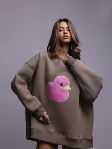 Felpa marrone oversize con simpatica stampa a papera rosa indossata da una modella