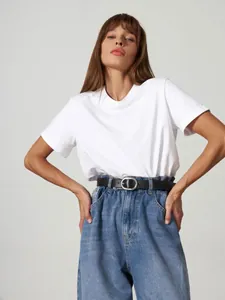 Professionelle Studioansicht eines weißen T-Shirts mit Rundhalsausschnitt für Damen