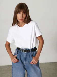 Minimalistisches weißes Damen-T-Shirt mit Rundhalsausschnitt aus Baumwolle im Studio