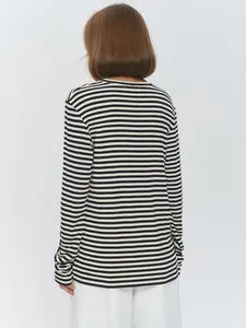 Gedetailleerd achteraanzicht van een nauwsluitend zwart-wit gestreept T-shirt met mouw