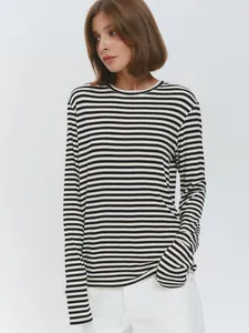 Gestreepte damesshirt met lange mouwen, een slanke pasvorm en een klassieke ronde hals.