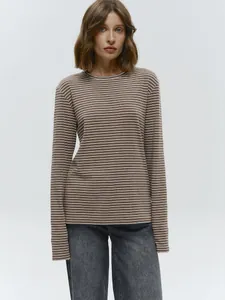 Vooraanzicht van een bruin-wit gestreept dames T-shirt met lange mouwen van katoen