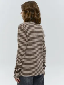 Gedetailleerd zijdelings zicht van bruin en wit horizontaal gestreept katoenen T-shirt.