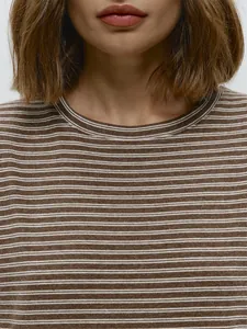 Detailopname van de halslijn van een nauwsluitend bruin-wit gestreept katoenen T-shirt