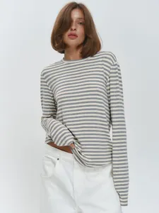 Detailopname van een grijs-wit gestreept dames-T-shirt met lange mouwen