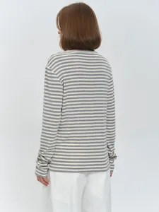 Achteraanzicht van een dames T-shirt met lange mouwen en grijs-witte strepen.