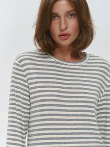 Detailopname van een grijs en wit gestreept katoenen T-shirt met lange mouwen voor dames