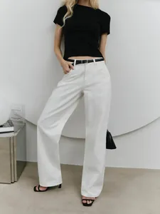 Minimalist slim fit black crop top T-shirt styled for chic summer streetwear fashion