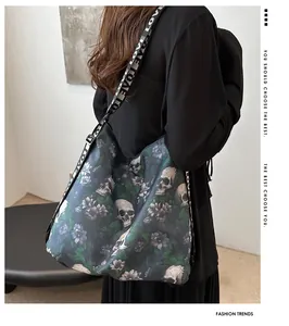 Gedetailleerde weergave van een grote nylon crossbodytas met schedel en bloemen.