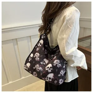 Zijaanzicht van een grote nylon schoudertas met gothic schedel- en bloemenprint.