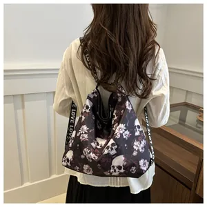 Achteraanzicht van een grote nylon hobo tas met een unieke schedel- en bloemenprint