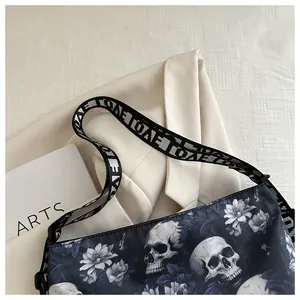 Gedetailleerde weergave van nylon crossbodytas met stijlvol doodskop- en bloemenpatroon