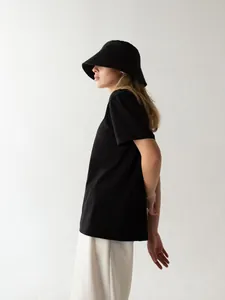 Seitenansicht eines schwarzen T-Shirts mit Rundhalsausschnitt auf einem Modell im Studio