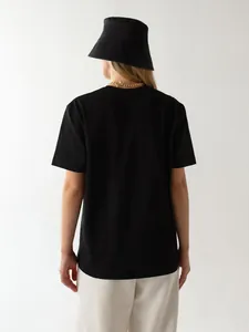 Rückansicht eines klassischen schwarzen Baumwoll-T-Shirts mit Anglerhut und Halskette