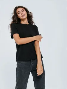 Detailansicht eines schwarzen Damen-T-Shirts mit Rundhalsausschnitt für den Sommer