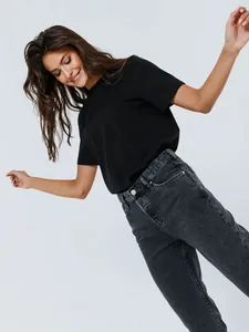 Stylisches lässiges schwarzes T-Shirt mit Rundhalsausschnitt für Damen am Model