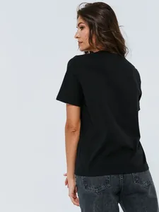 Rückansicht eines klassischen schwarzen Damen-T-Shirts mit Rundhalsausschnitt für Alltag