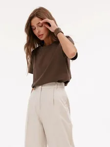 Detailansicht eines braunen Damen-T-Shirts mit Rundhalsausschnitt und weicher Baumwolle