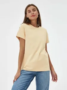 Detail eines lässigen beigen Damen-T-Shirts mit Rundhalsausschnitt für den Sommer