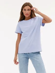 Detailansicht eines klassischen Damen T-Shirts mit Rundhalsausschnitt in Hellblau