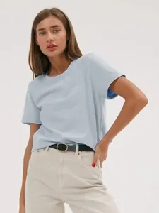 Lässiges hellblaues Damen-T-Shirt mit Rundhalsausschnitt kombiniert mit beiger Hose.