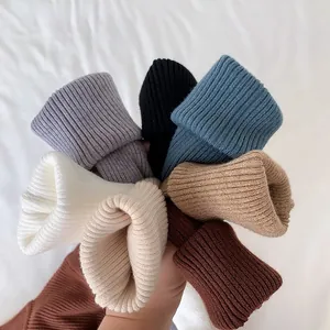 Detailaufnahme der weichen Rippstrickstruktur und der vielfältigen Farbauswahl des Pullovers