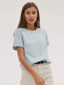 Detaillierte Ansicht des hellblauen Baumwoll-T-Shirts mit Rundhalsausschnitt für Damen