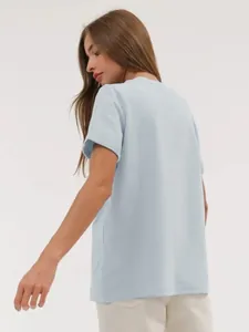 Rückansicht eines hellblauen kurzärmeligen Rundhals-T-Shirts für Damen, lässiger Sommerstil.