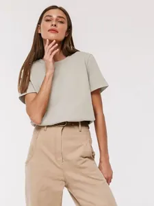Detailansicht eines Damen Sommer T-Shirts mit Rundhalsausschnitt in Hellgrau.