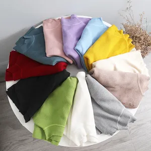 Detailansicht einer farbenfrohen Kollektion von gerippten Halb-Rollkragenpullovern.