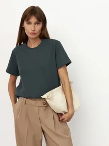 Detailansicht eines dunkelgrauen Damen-T-Shirts mit Rundhalsausschnitt, ideal kombiniert.