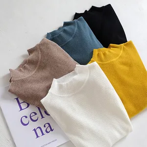 Detailansicht verschiedener farbenfroher, eng anliegender Strickpullover mit Stehkragen