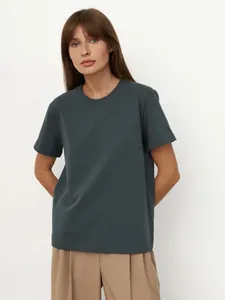 Detailansicht eines dunkelgrauen Rundhals-T-Shirts für die lässige Damenmode im Sommer